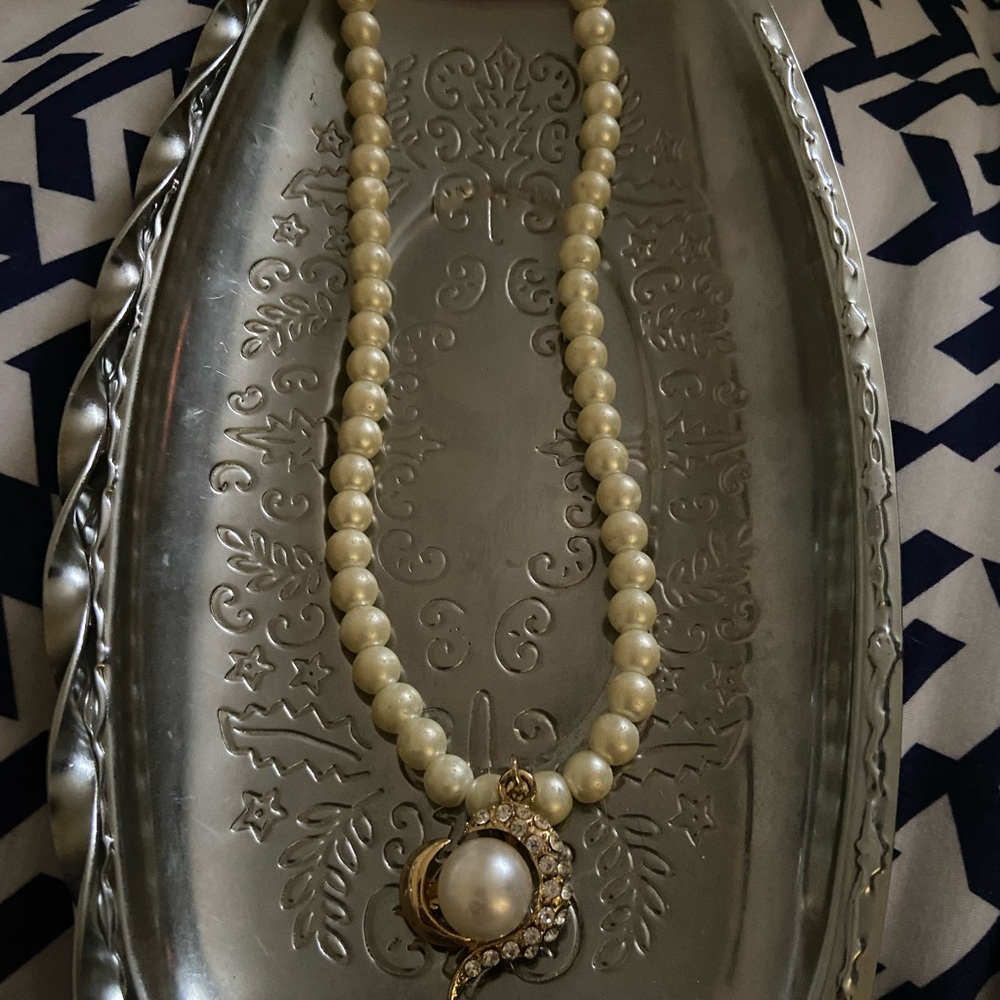 Vintage Elegant Pearl Necklace with Gold plated Accents